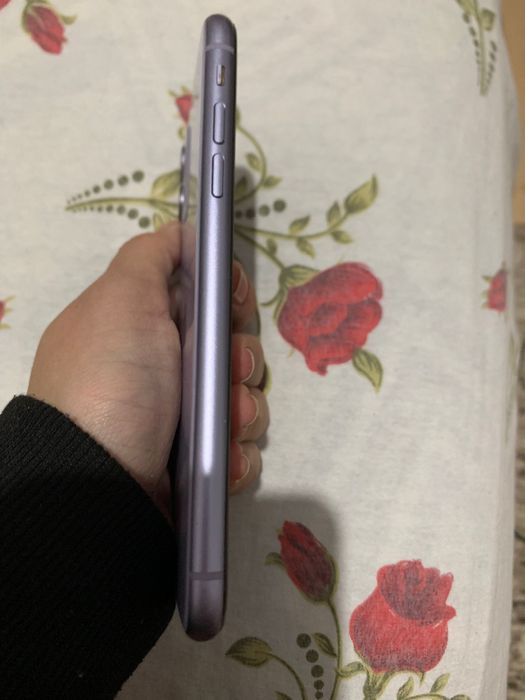 Vând iPhone 11 în stare bună de funcționare.