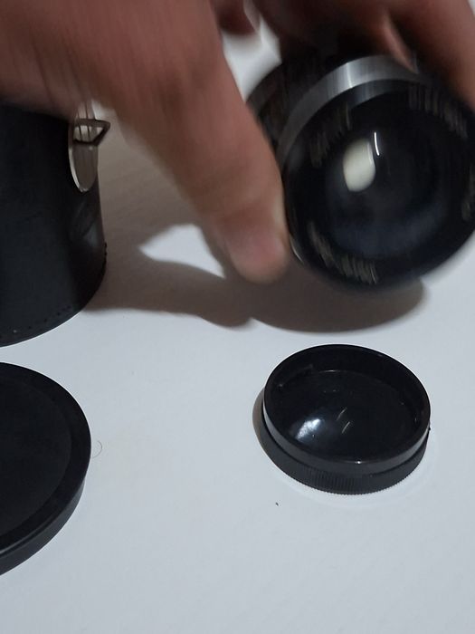 Distanță focală: 29 mm, fiind un obiectiv