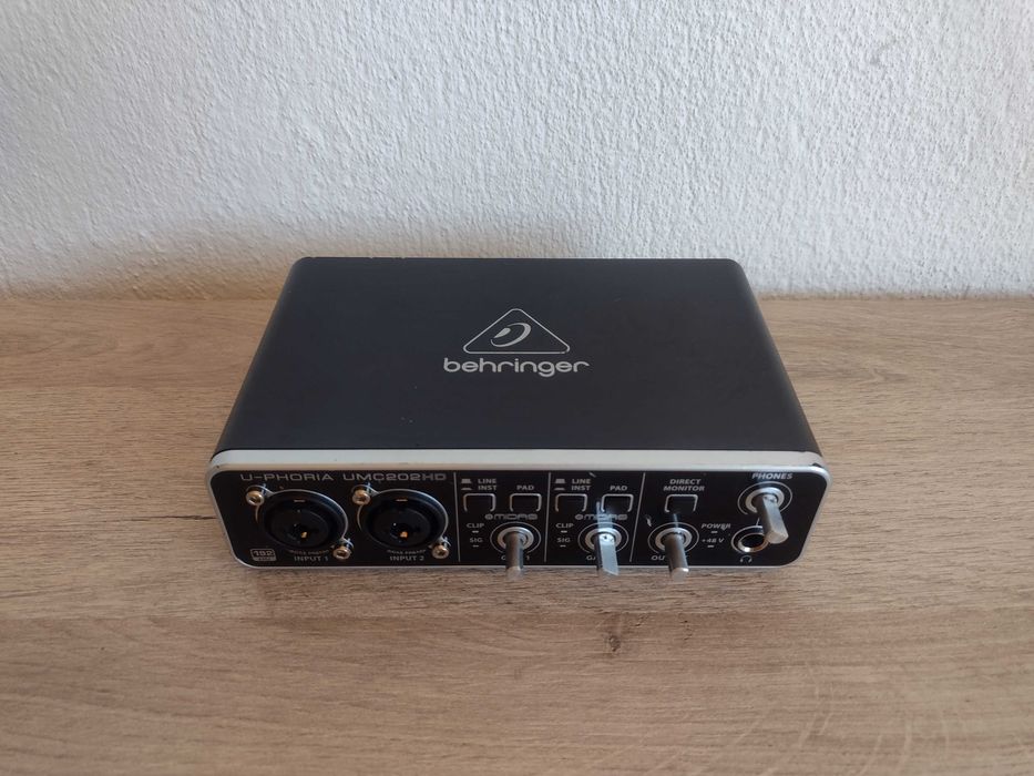 Behringer U-Phoria UMC202HD USB аудио интерфейс