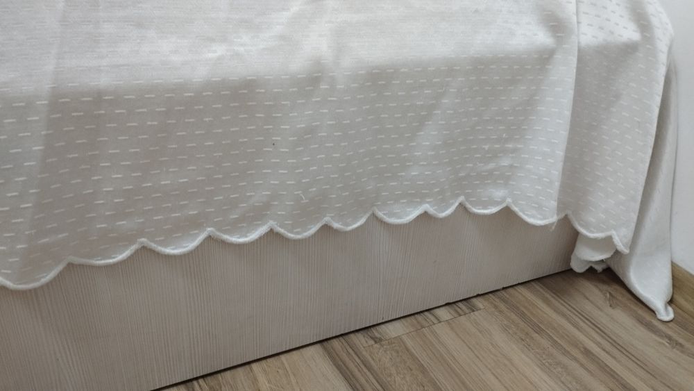 Fata de pat albă 2.40/2.50m/35 lei