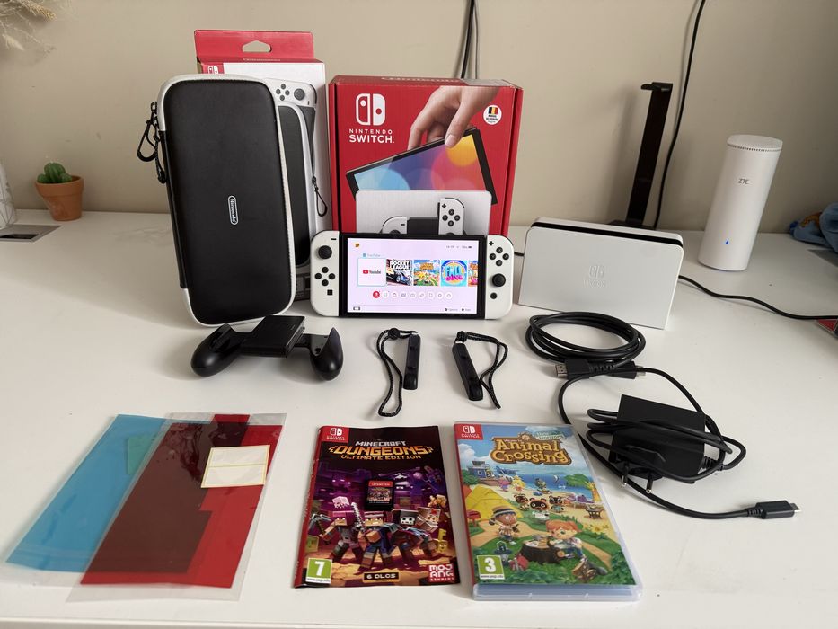 Nintendo Switch OLED Alb + Jocuri (Animal Crossing, Minecraft Dungeons) + Husă + Folii