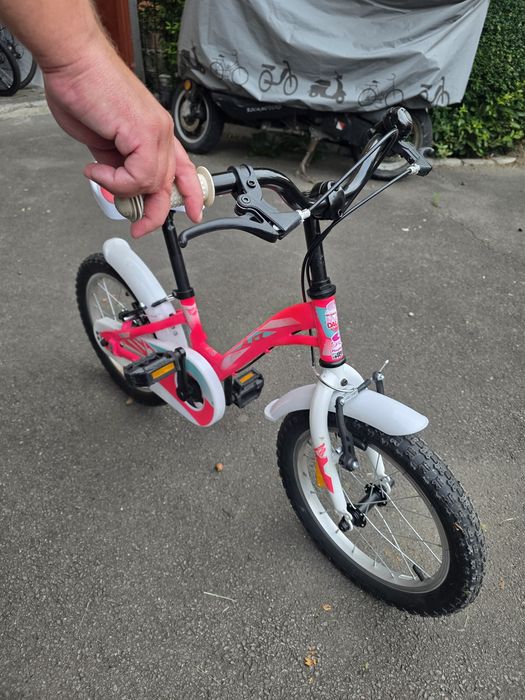 Bicicleta fete pentru 4-7 ani