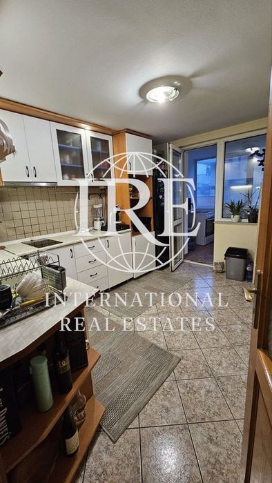 Обзаведен 4-стаен апартамент с камина !