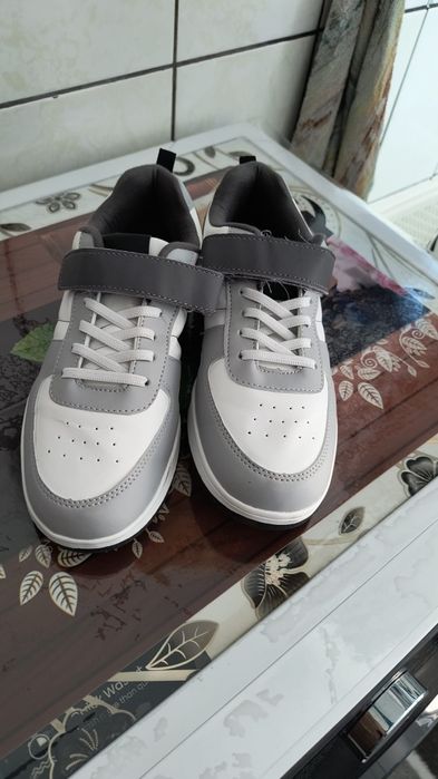 Vând adidași noi și ghete noi ,de mărimea 38 -39