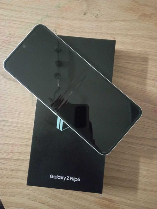 Продавам Samsung Galaxy Z Flip 6 - mint.