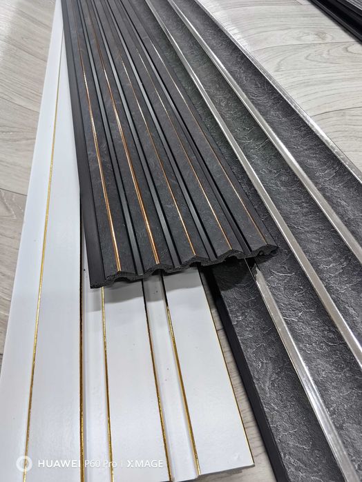 Гибкий мрамор матовый и луверы.