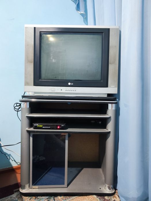 LG Телевизор, UZDIGITAL ТВ Тунер с подставкой в рабочым состоянии