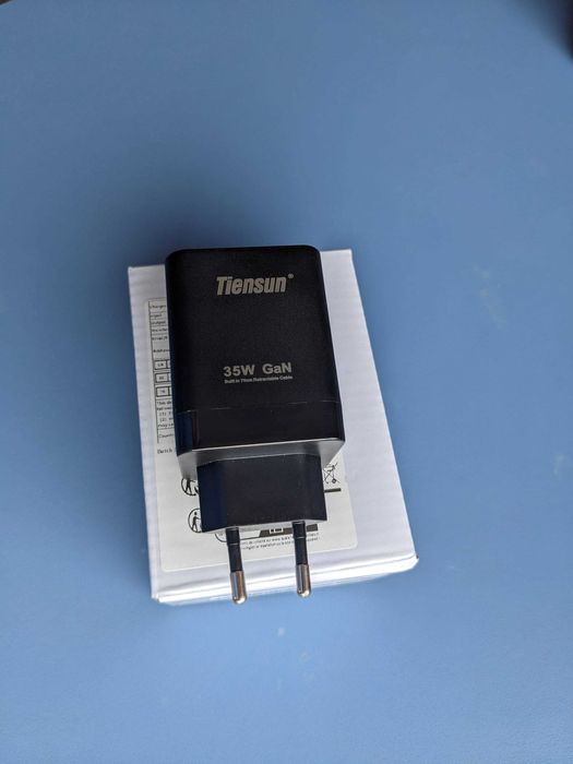 Зарядно с вграден/прибиращ се кабел