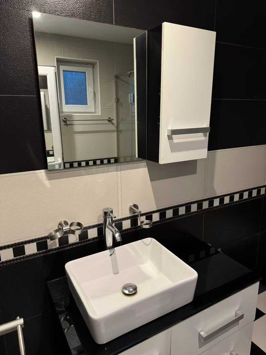 Шкаф за баня с огледало и лед осветление изработено от алуминий