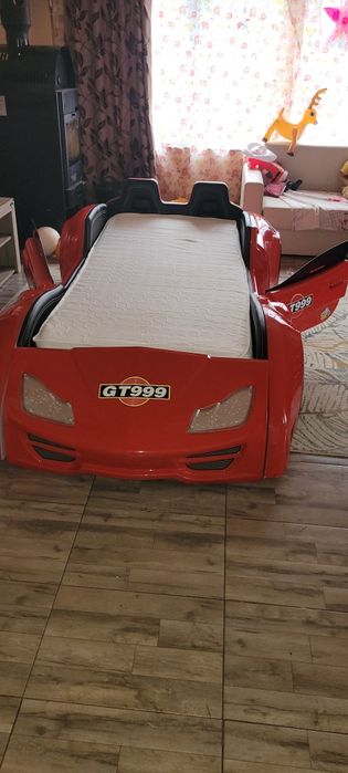 Pat de copii tip mașinuța