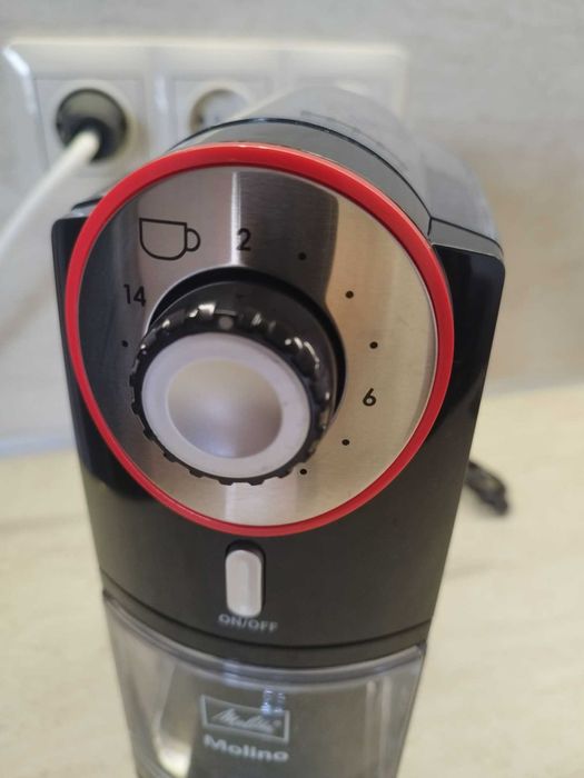 Електрическа кафемелачка Molino, черна/червена