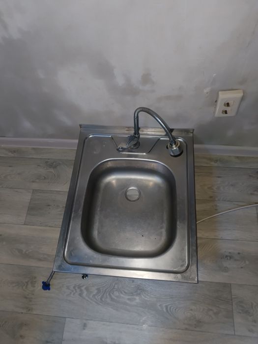 Продам раковину со смесителем