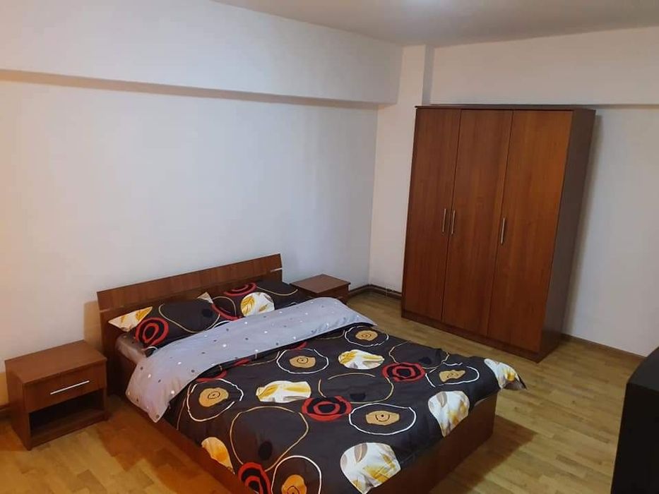 Închiriez apartament 3 camere ULTRACENTRAL cu vedere bilateral,loc parcare