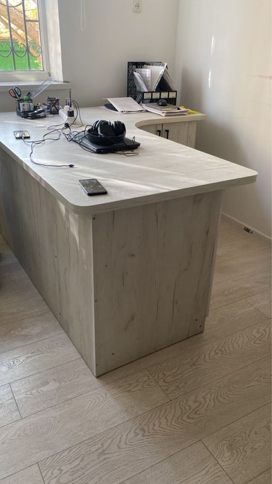 Продаю офисный стол Г-образный, белый, со встроенными двумя тумбочками