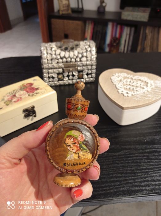 3 cutii bijuterii și flacon parfum