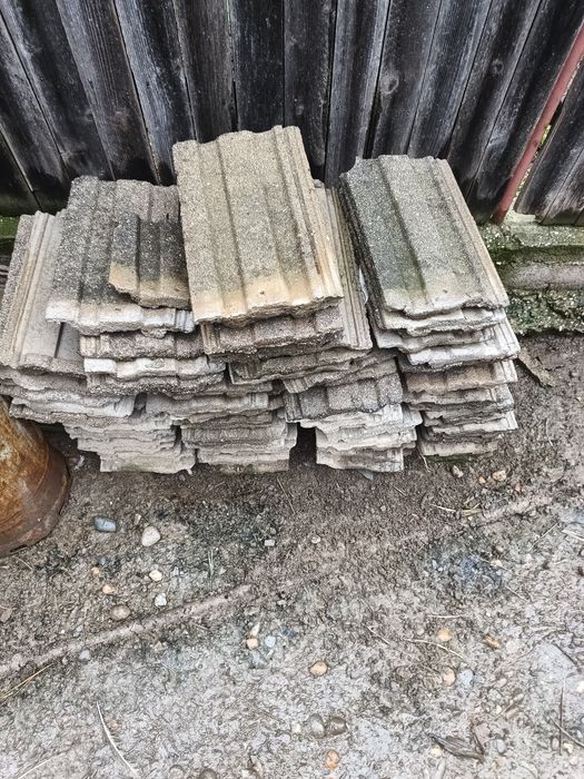 Vând  țiglă betonata veche