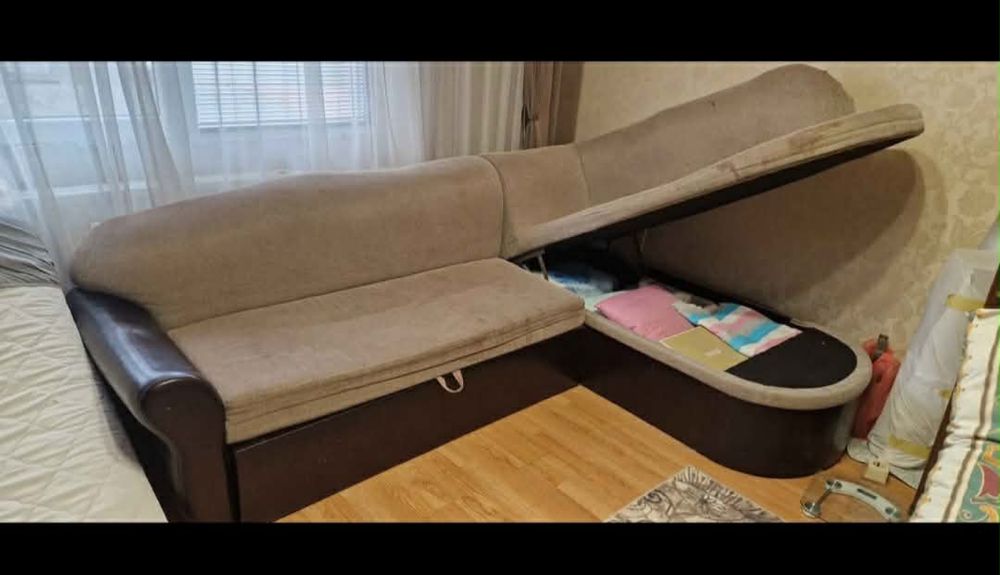 Ъглов диван разтегателен има и ракла