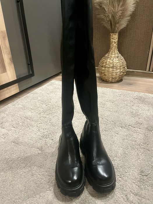 Уникални черни чизми