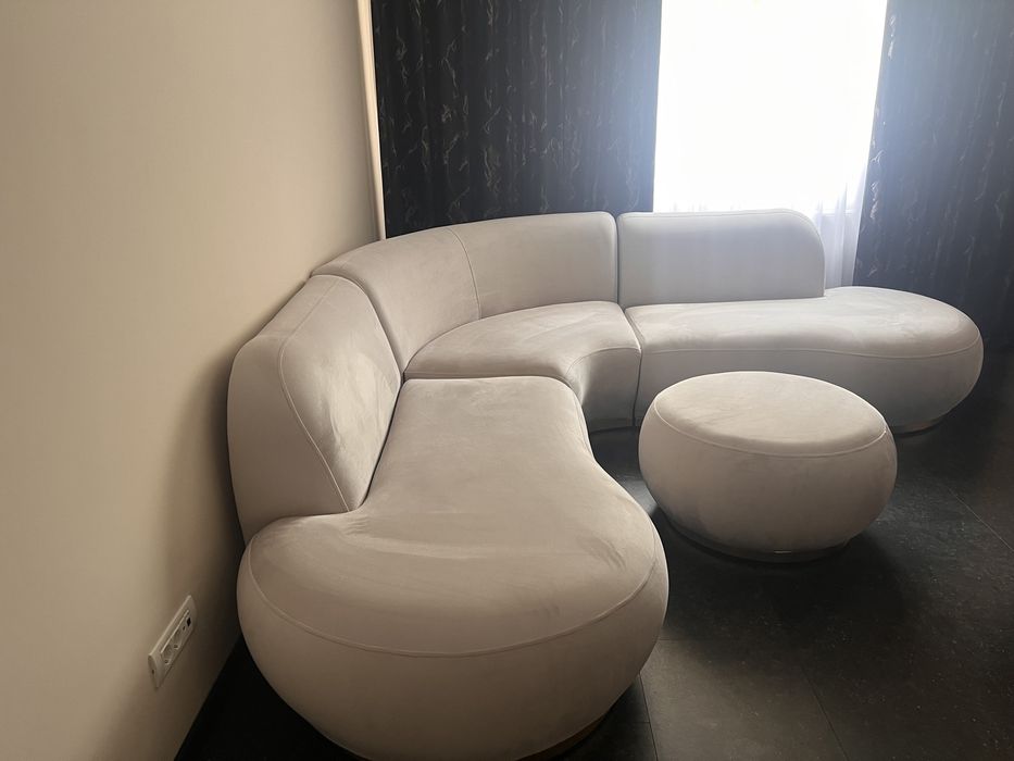 Canapea Stildeco, colturi rotunde, detalii aurii. Stare impecabilă.