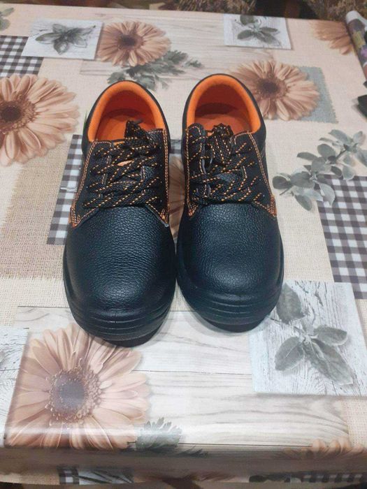 Чисто нови работни обувки