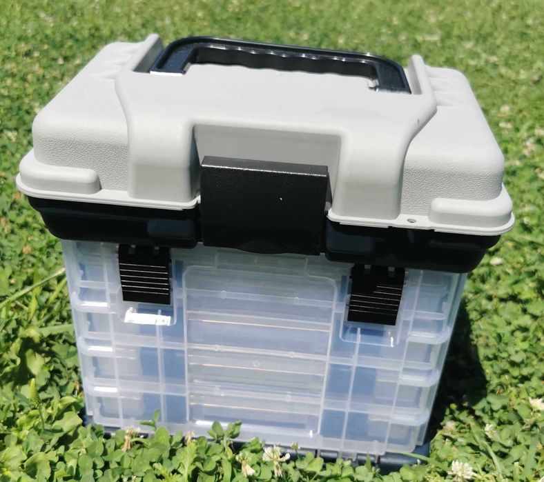 Рибарски куфар с включени 4 кутии и горно отделение