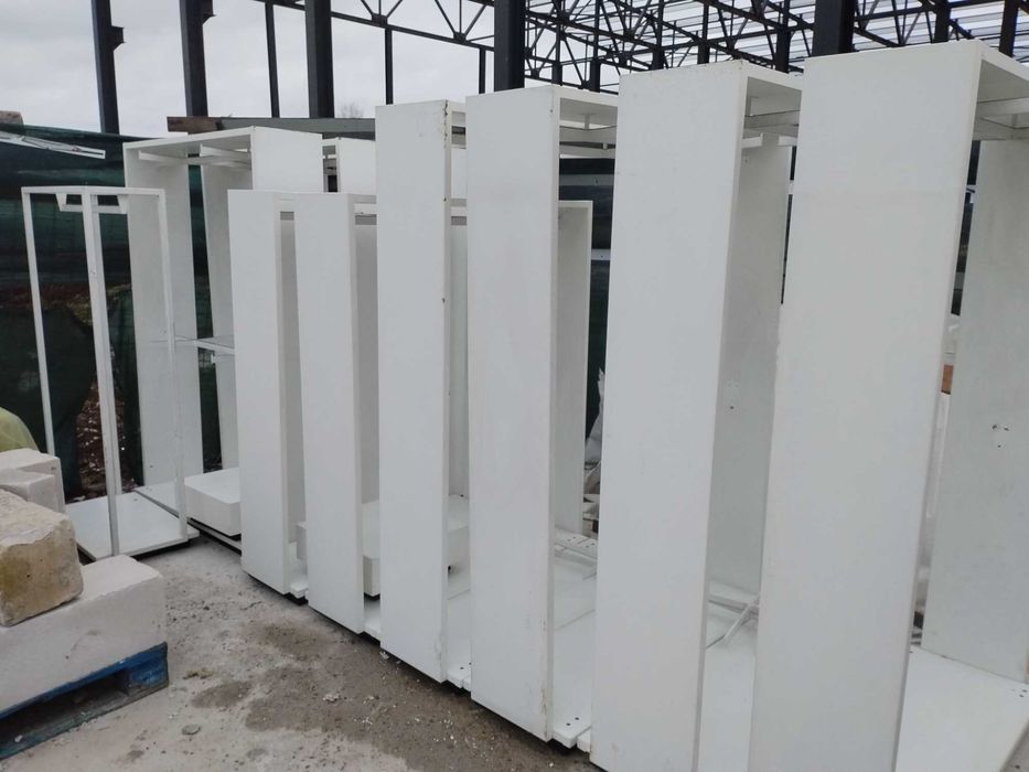 Vand mobilier pentru magazin de  haine