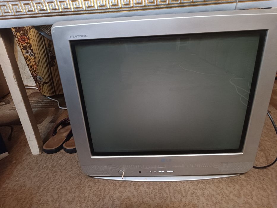 Продам телевизор на запчасти