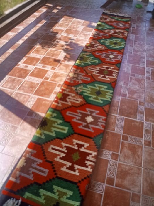 Covoare de lana vechi nefolosite ,au o vechime de aproximativ 40 ani