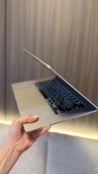 MacBook Air 15 Inchi, M2, 2023