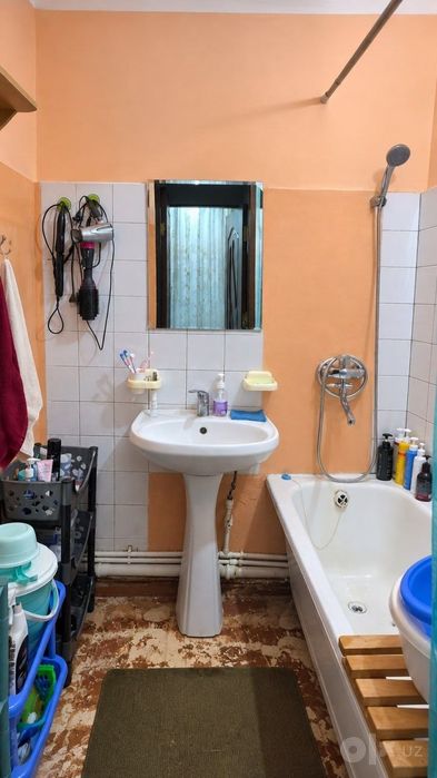 Продам 1/9/9 Сергели -6 среднее состояние. Балкон 2х3. 44 кв.м