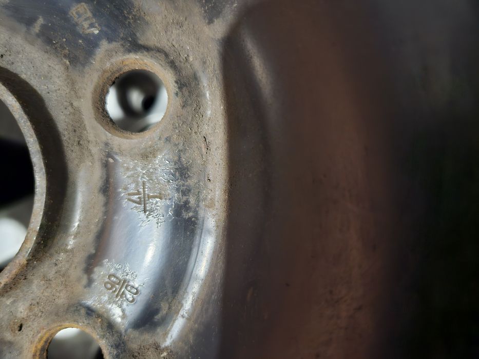 Метални оригинални джанти със зимни гуми на тях