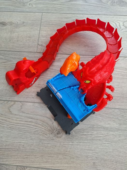 Hot wheels писти и коли. Lightning McQueen коли (Макуин светкавицата)