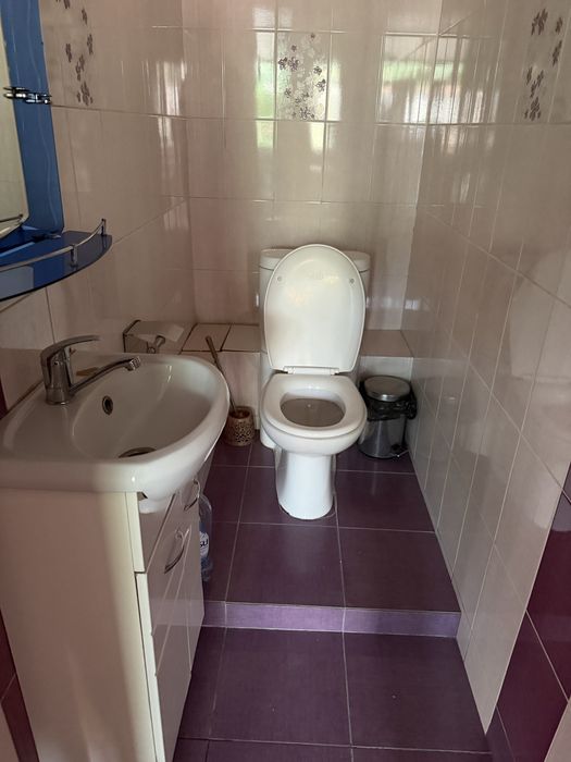 Продается унитаз, раковина и зеркало