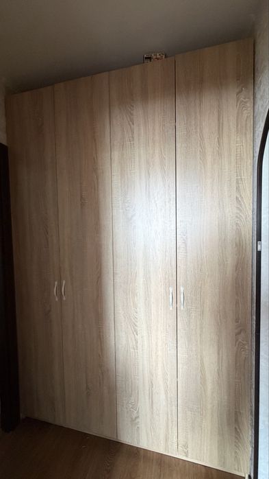 Продам четырехдверный шкаф