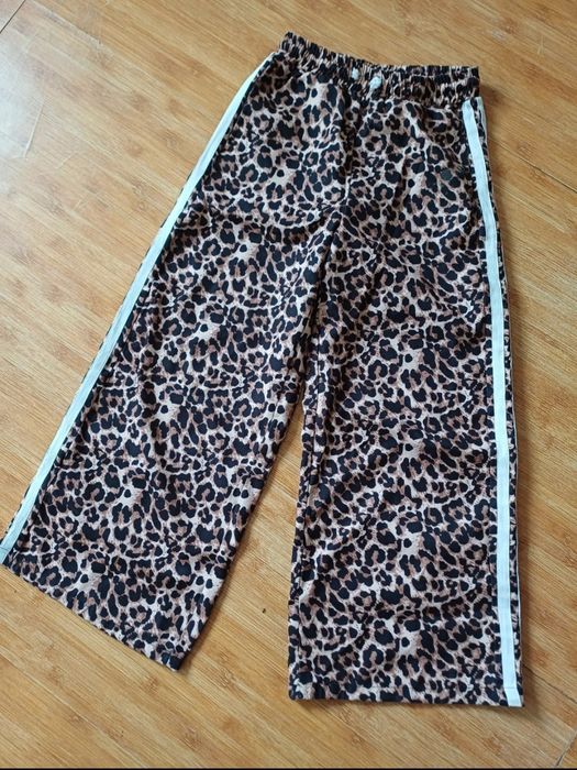 Pantaloni cu crac larg