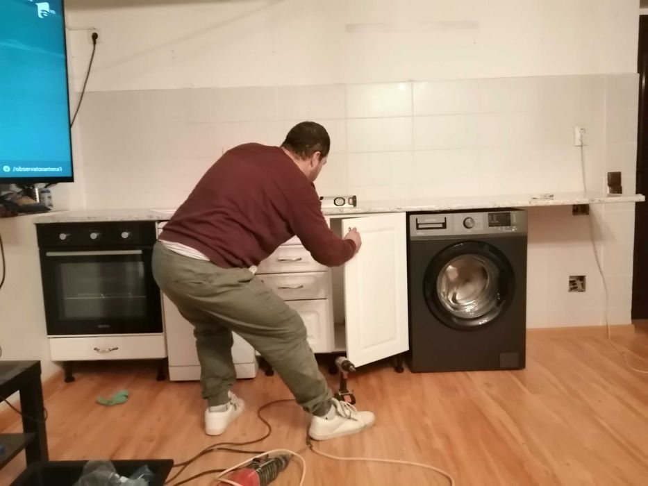 montaj mobila livinguri dulapuri paturi etajere birou comode canapea