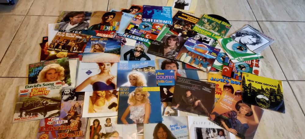 Pachete a cate 50 viniluri single 7'' pentru decor, la gramada!