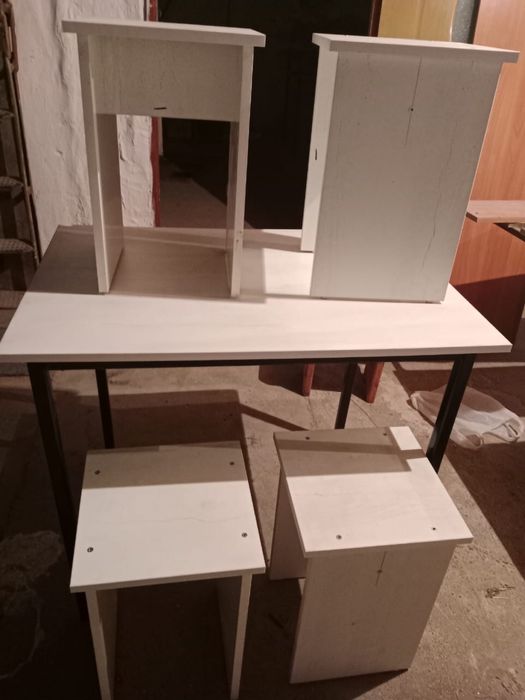 Продаётся кухонный стол со стульями(4стула)