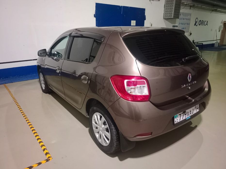 Продам машину Рено Сандеро
