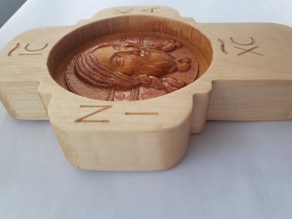 Cruci de perete sculptate in lemn de tei cu Chipul Mântuitorului