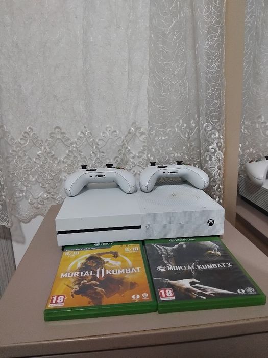 Xbox one S  1T +2 controlere +2 jocuri