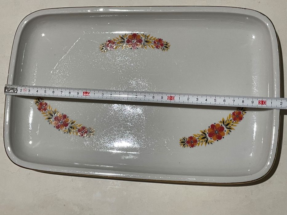 Голямо правоъгълно, порцеланово плато с маркировка.