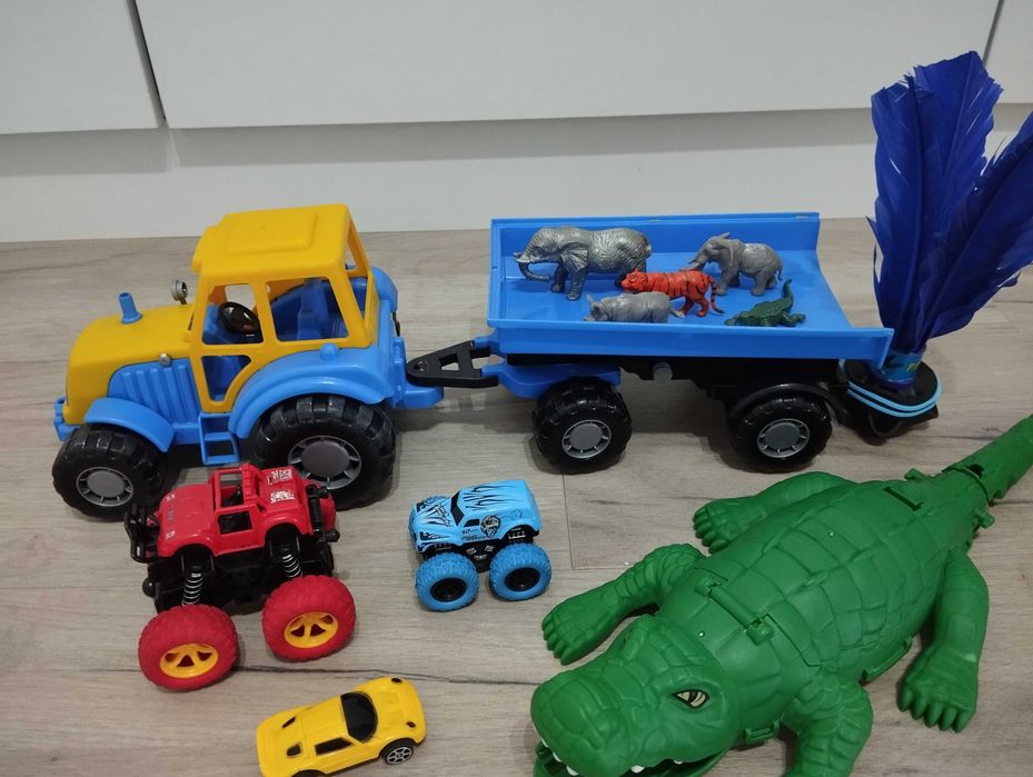 Набор из машинок + игрушки животные