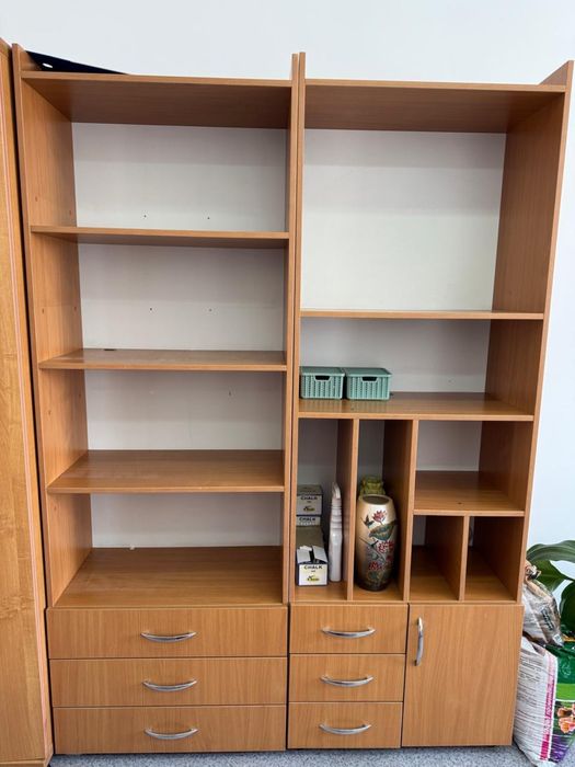 Два книжных шкафа