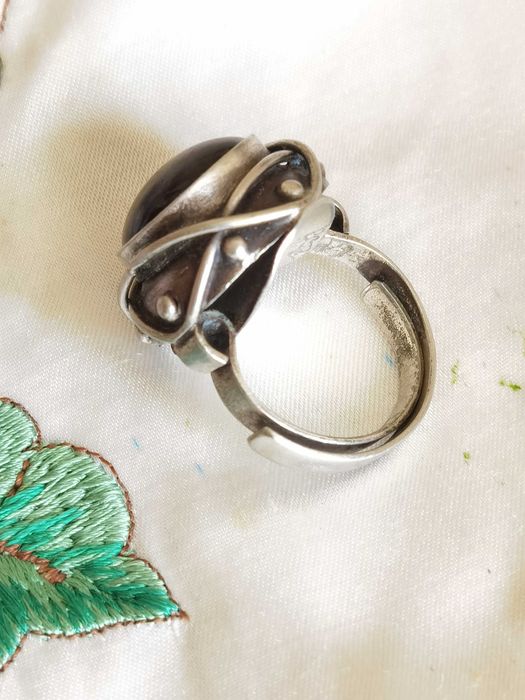 Прекрасен Старинен Царски Регулируем Пръстен със Зелен Камък.