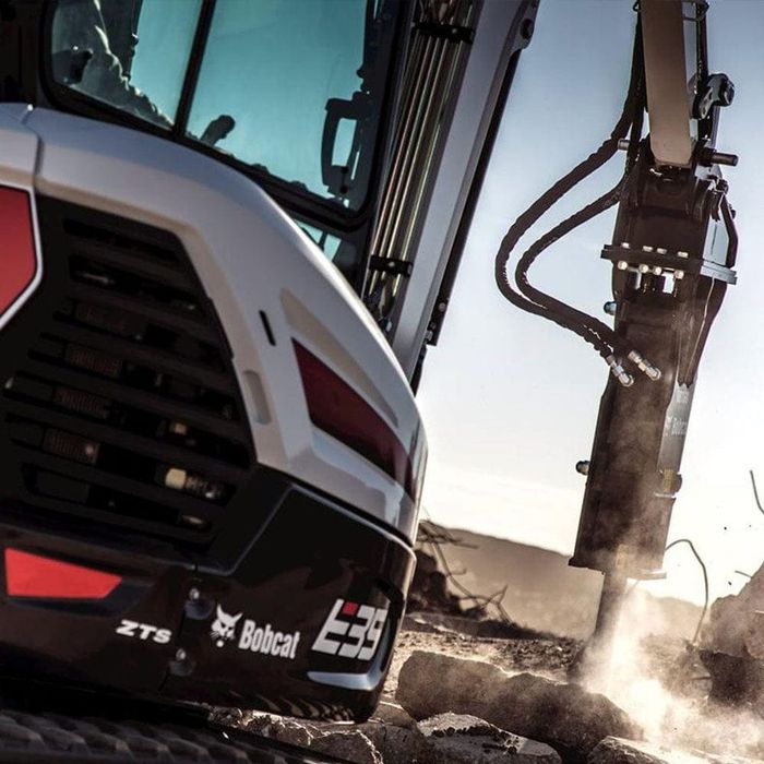 Miniexcavator de inchiriat cu picon, spargere beton si evacuare