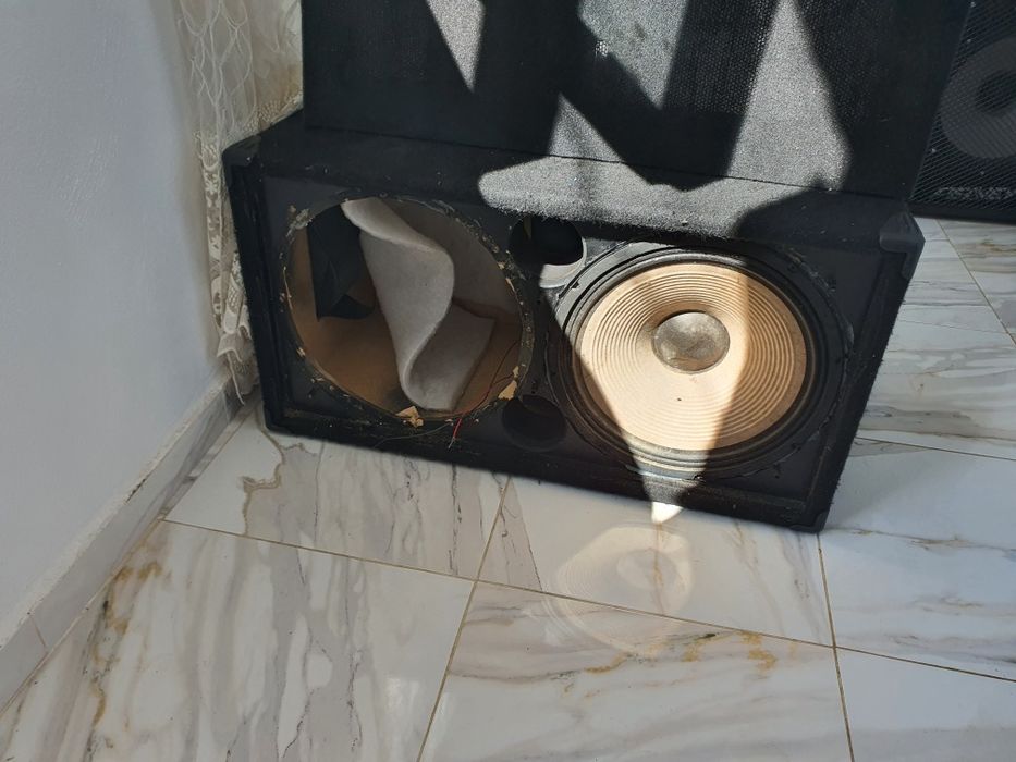 Vând sau schimb incinta de bass pe 15 ca noua