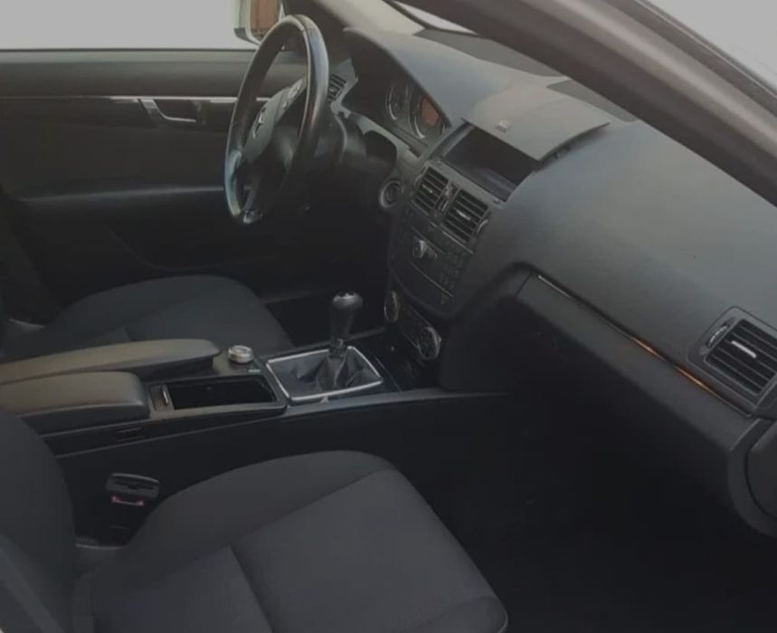 Vând Mercedes c200