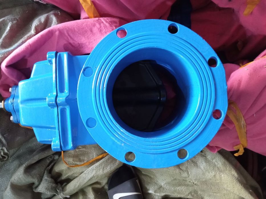 Водиной чугунний  задвижки размер от 50 до 700