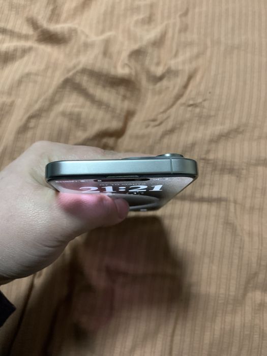 Iphone 15 pro max esim  xolati idial karobga dakment hammas bor 700$